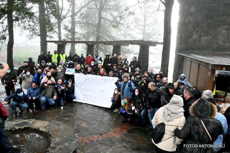 Concentración de moteros ayer en Tejeda en apoyo de los puesteros/Antonio Alí.